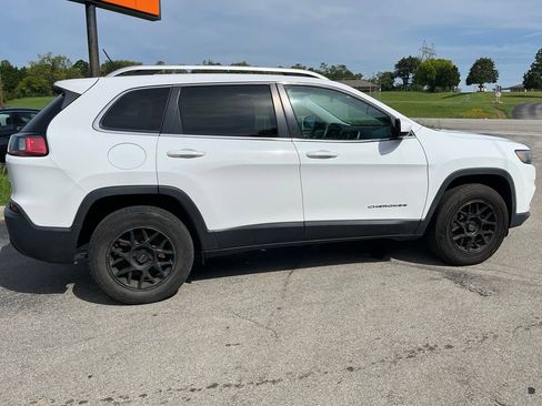 Used 2019 Jeep Cherokee Latitude w/ Popular Appearance Group AWD/4WD image 9