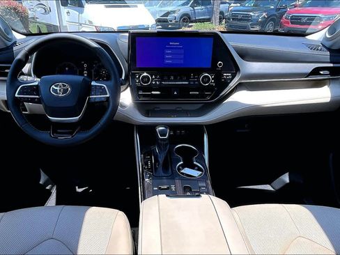 Used 2023 Toyota Highlander Limited FWD image 16