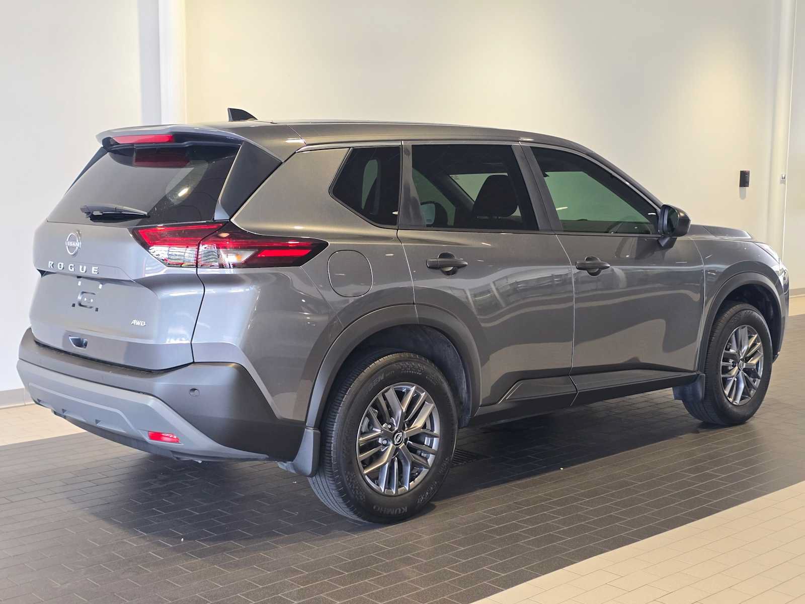Used 2023 Nissan Rogue S AWD/4WD image 7