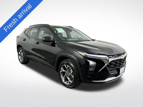Used 2025 Chevrolet Trax LT FWD image 1