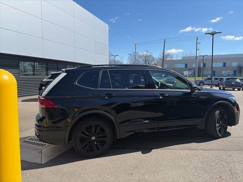 Used 2022 Volkswagen Tiguan SE R-Line image 3