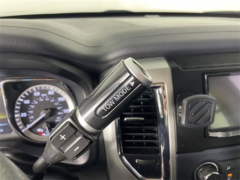 Used 2017 Nissan Titan SV image 12