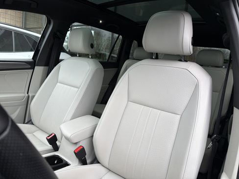 Used 2023 Volkswagen Tiguan SE R-Line image 9