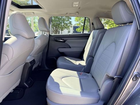Certified 2025 Toyota Highlander XLE AWD/4WD image 16