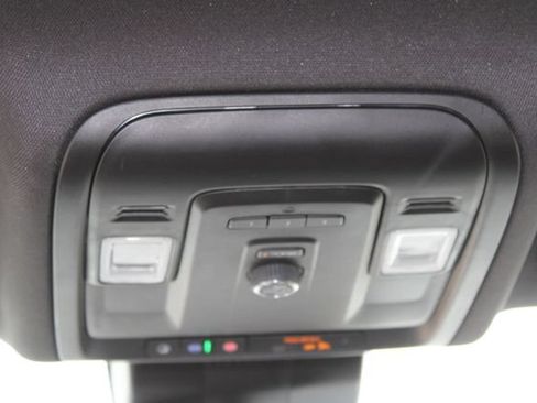 Used 2024 Chevrolet Suburban LT RWD image 17