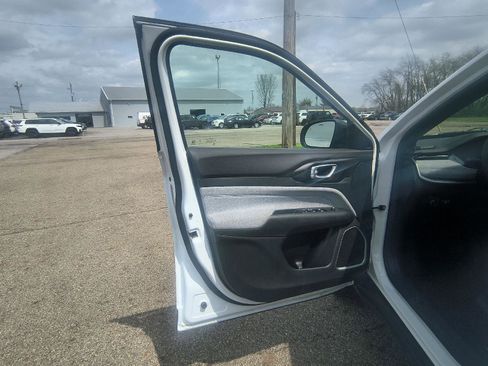 Used 2025 Jeep Compass Latitude image 12