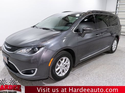 Used 2020 Chrysler Pacifica Touring-L image 2