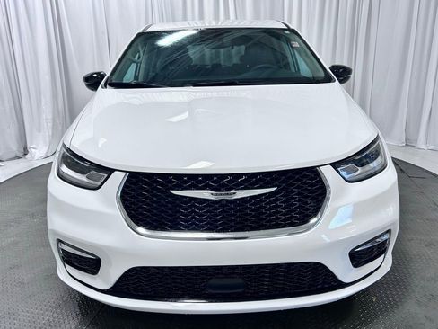 Used 2024 Chrysler Pacifica Touring-L image 25