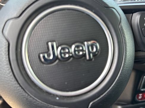 Used 2025 Jeep Wrangler Unlimited Rubicon AWD/4WD image 19