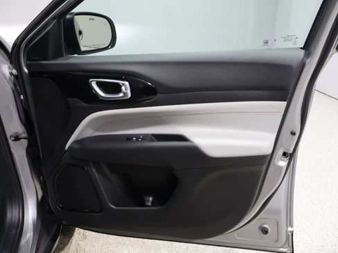 Used 2024 Jeep Compass Limited image 25