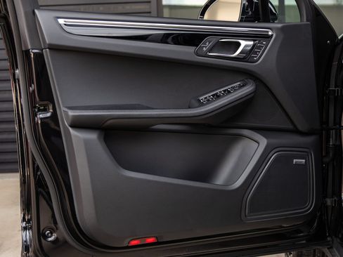 Certified 2026 Porsche Macan AWD/4WD image 22