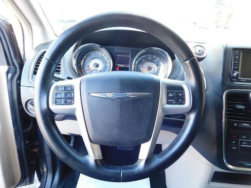 Used 2014 Chrysler Town & Country Touring image 25