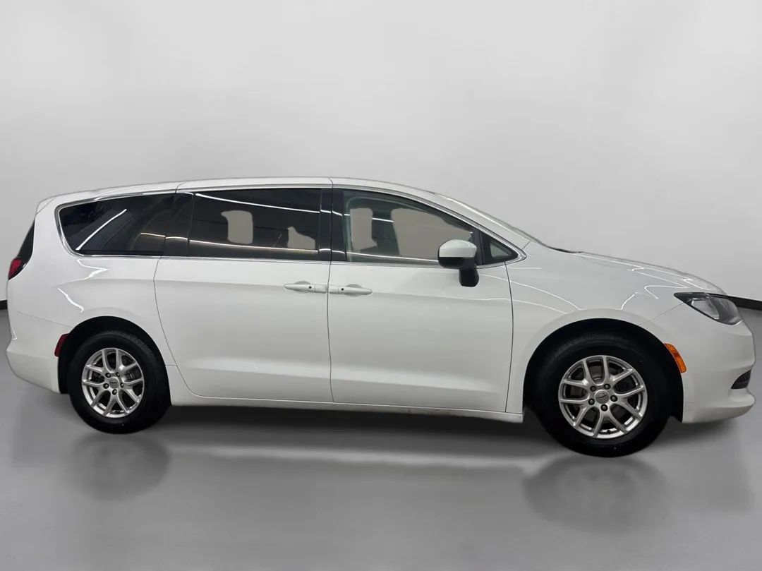 Used 2023 Chrysler Voyager LX FWD image 11