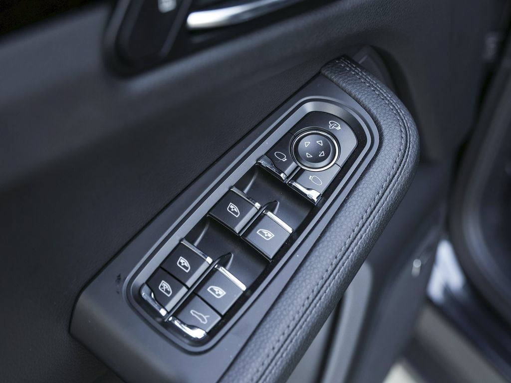 Certified 2026 Porsche Macan AWD/4WD image 30