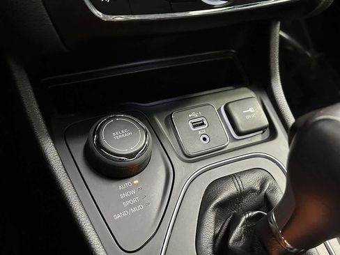 Used 2020 Jeep Cherokee Latitude Plus w/ Comfort/Convenience Group image 23