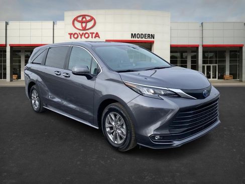 Certified 2025 Toyota Sienna XLE image 3