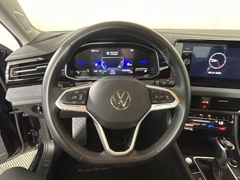 Used 2025 Volkswagen Jetta SE FWD image 15