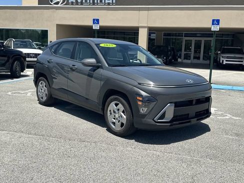 Certified 2025 Hyundai Kona SE FWD image 4
