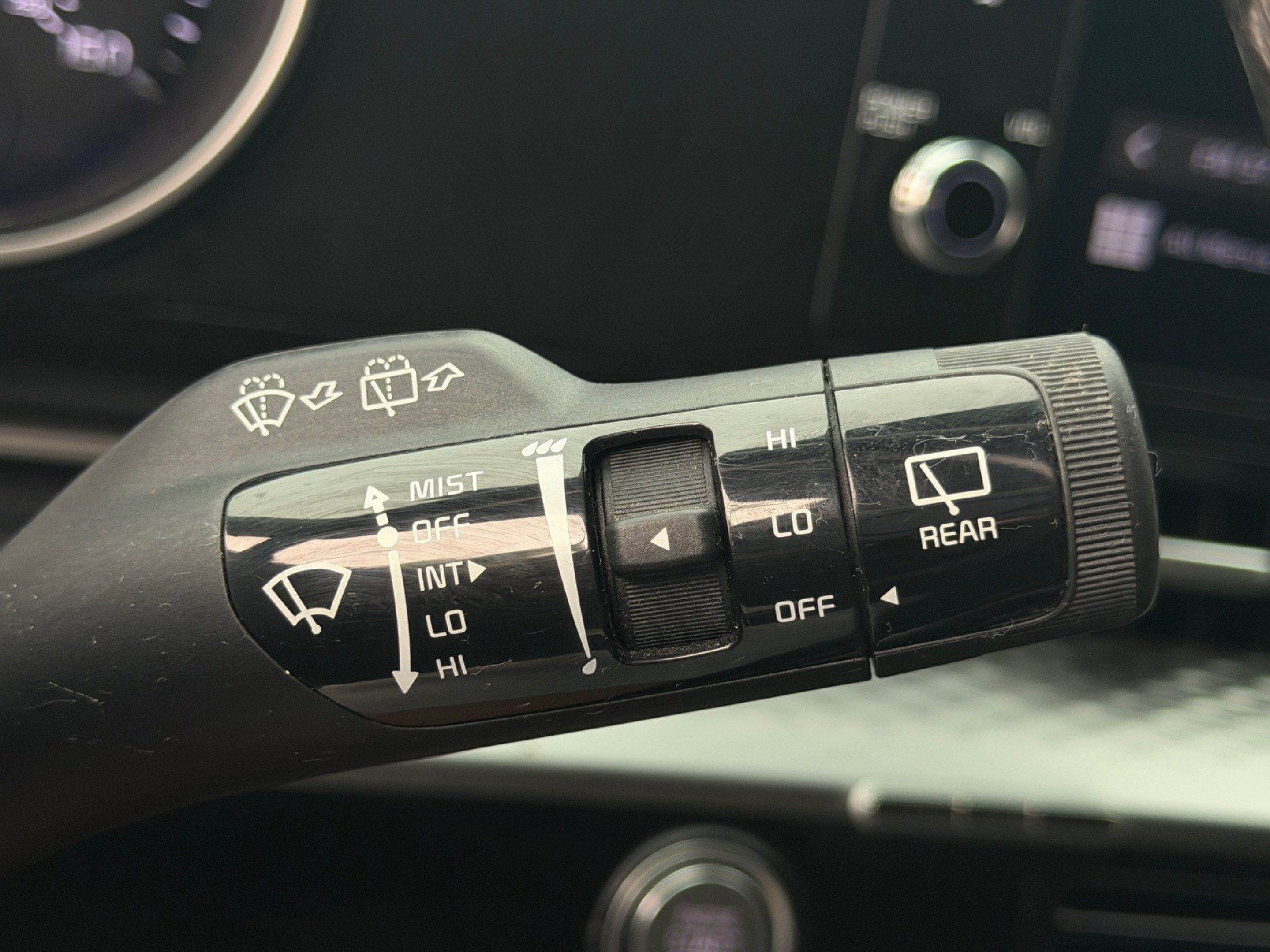 Used 2022 Kia Carnival LX FWD image 33