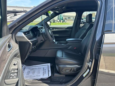 Used 2024 Jeep Grand Cherokee Limited w/ Luxury Tech Group II image 9