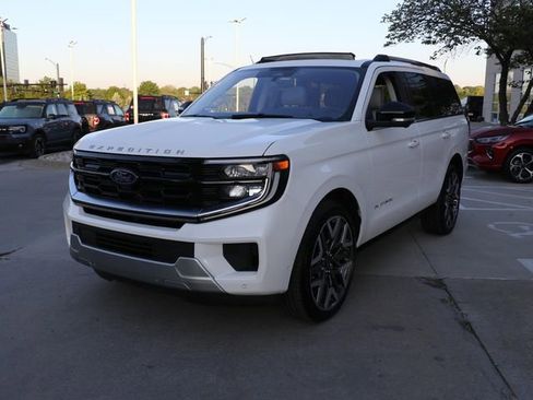 Used 2025 Ford Expedition Platinum w/ Platinum Ultimate Package AWD/4WD image 2