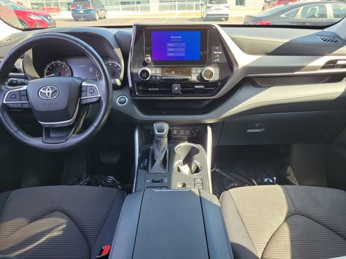 Used 2024 Toyota Highlander LE image 9