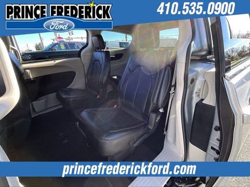 Used 2024 Chrysler Pacifica Touring-L image 23