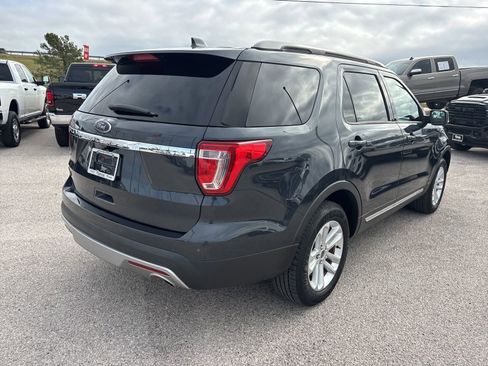 Used 2017 Ford Explorer XLT image 5