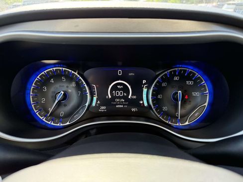 Used 2024 Chrysler Pacifica Touring-L FWD image 26