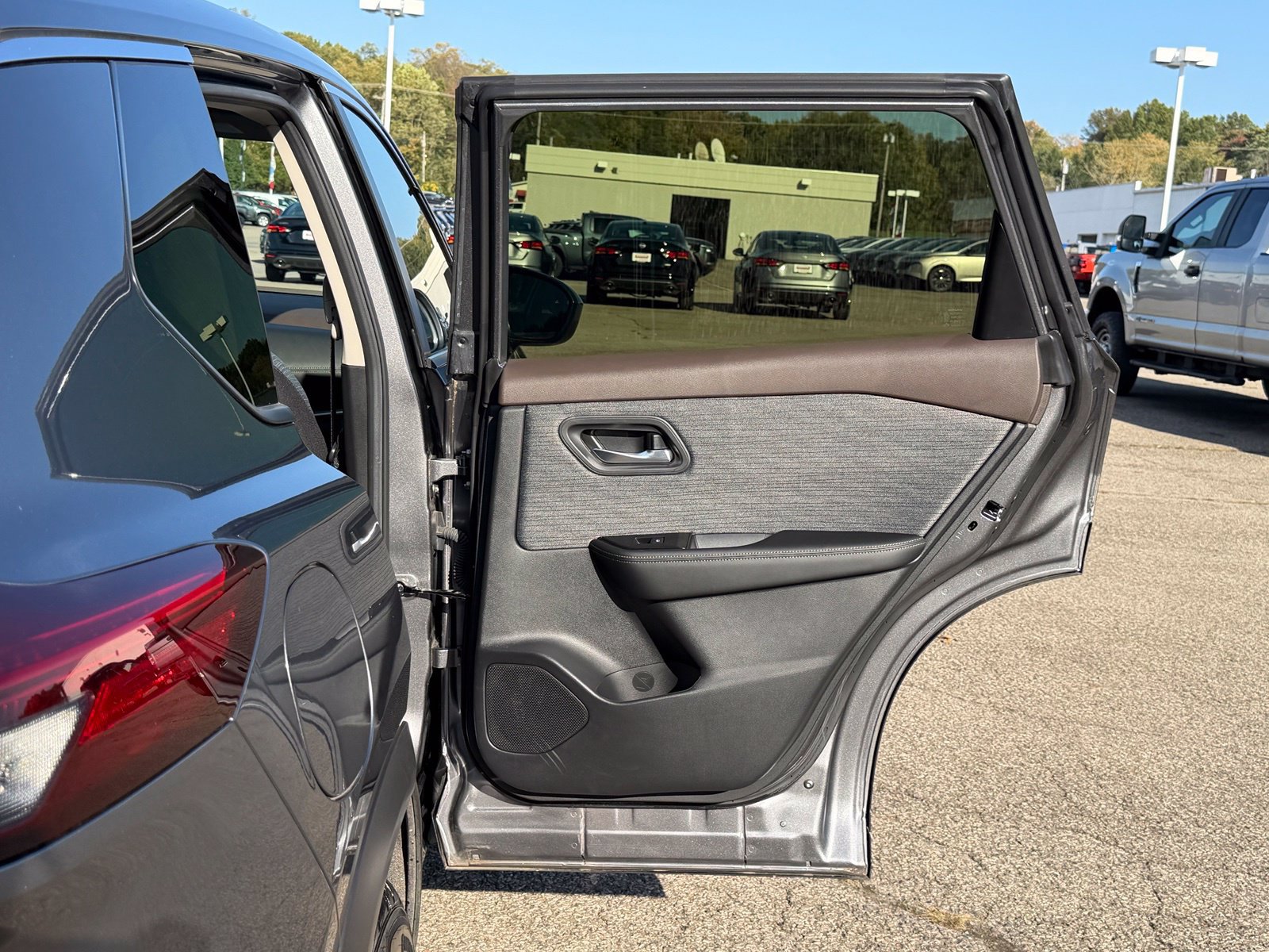 Used 2023 Nissan Rogue SV AWD/4WD image 32