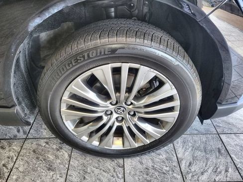 Used 2023 Toyota Venza XLE AWD/4WD image 10