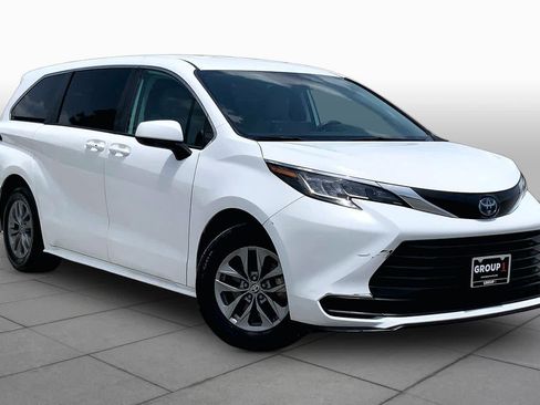 Used 2023 Toyota Sienna LE FWD image 3