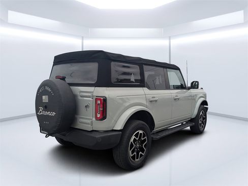 Used 2022 Ford Bronco Outer Banks image 3