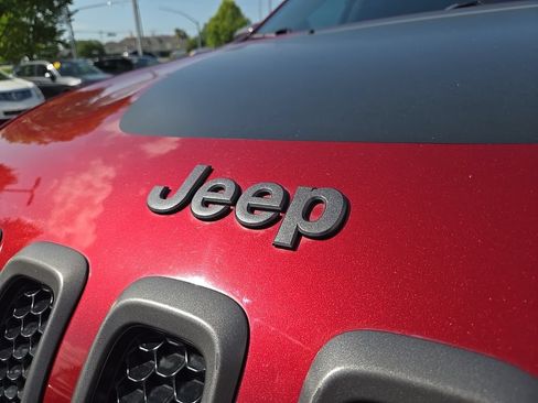 Used 2017 Jeep Cherokee Trailhawk w/ Comfort/Convenience Group AWD/4WD image 23