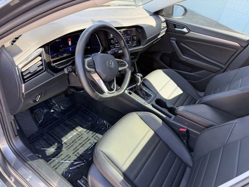 Used 2024 Volkswagen Jetta SE FWD image 2