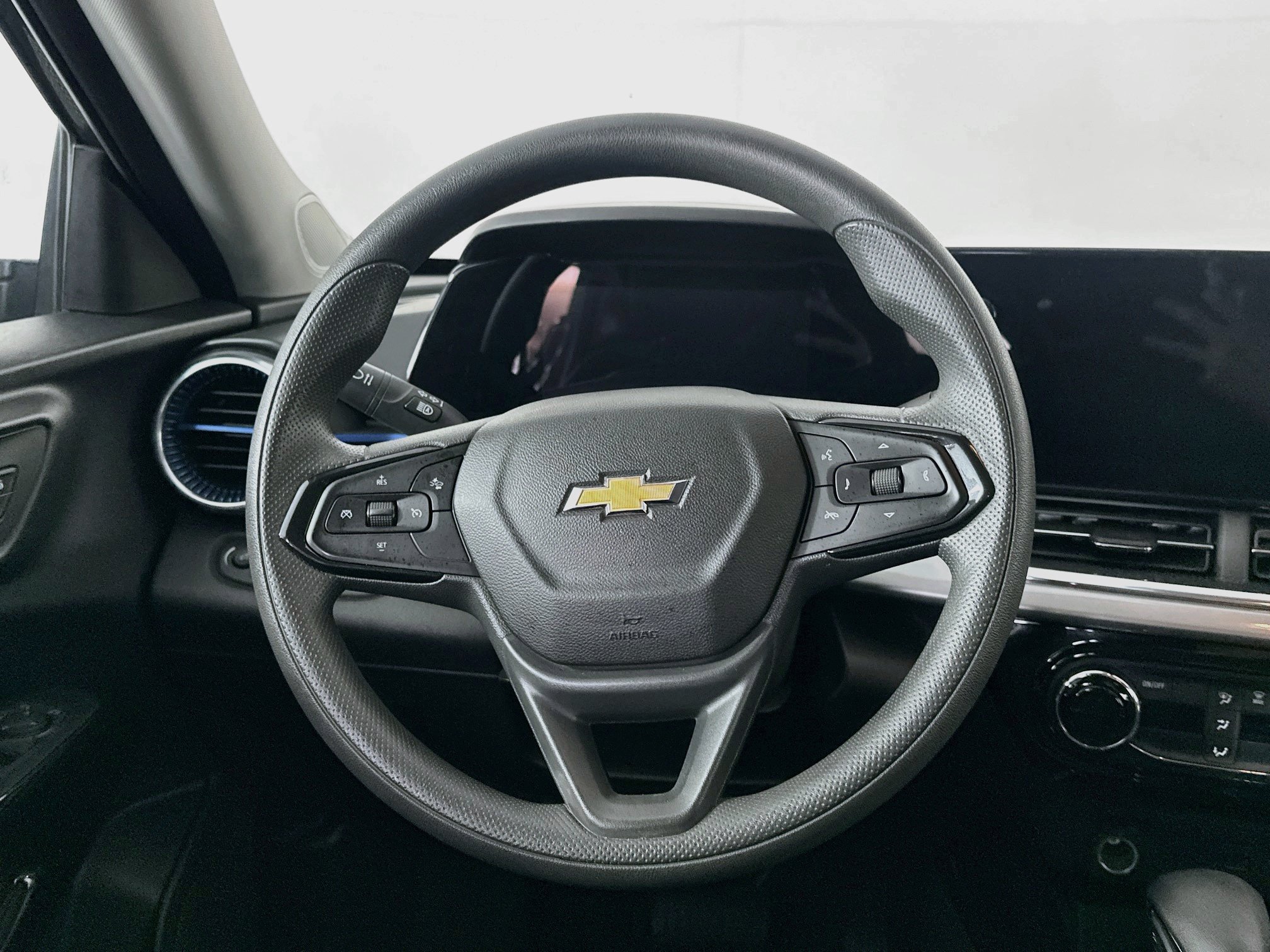 Used 2025 Chevrolet Trax LT FWD image 17