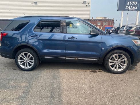 Used 2019 Ford Explorer XLT w/ Equipment Group 202A AWD/4WD image 9