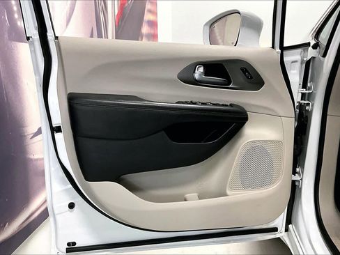 Used 2020 Chrysler Pacifica Touring-L image 24