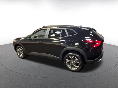 Used 2025 Chevrolet Trax LT w/ LT Convenience Package image 10