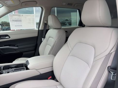 New 2026 Nissan Pathfinder SL image 9