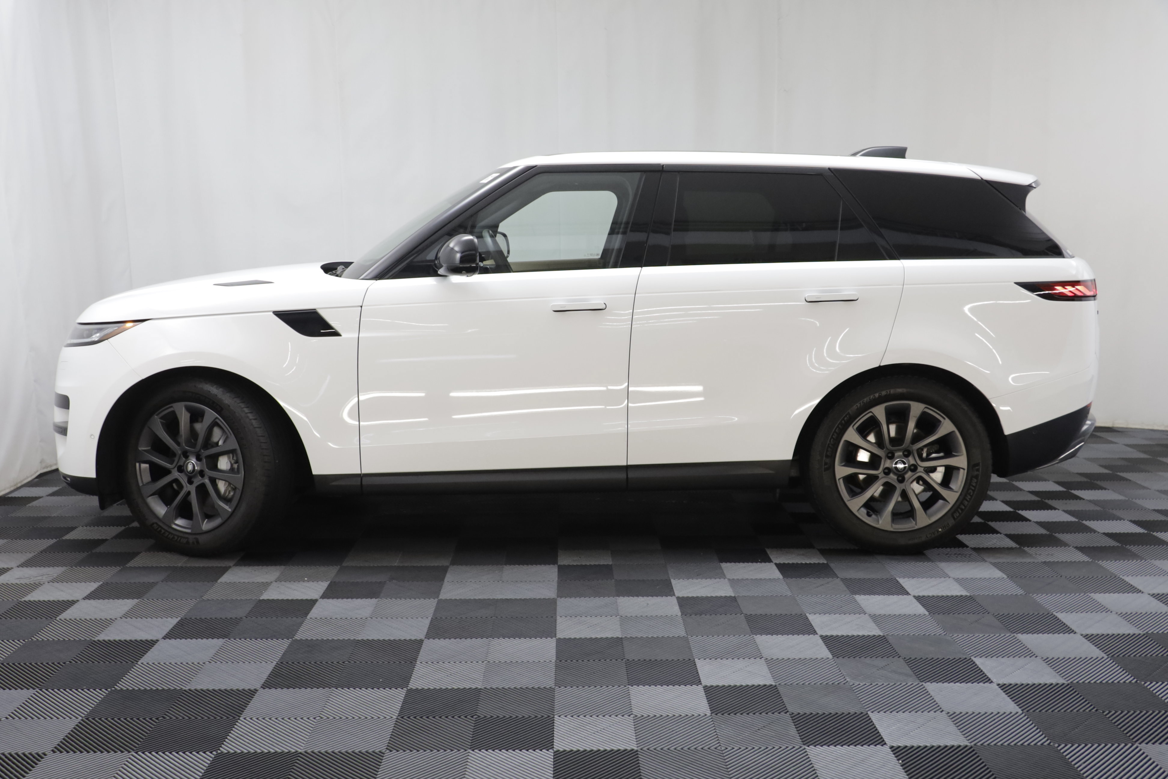 Used 2024 Land Rover Range Rover Sport SE AWD/4WD image 4