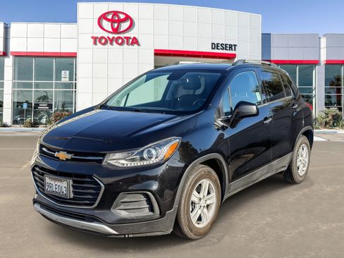 Used 2019 Chevrolet Trax LT w/ LT Convenience Package FWD image 3