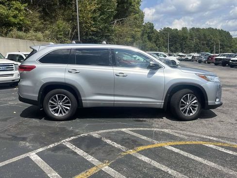 Used 2018 Toyota Highlander XLE AWD/4WD image 2