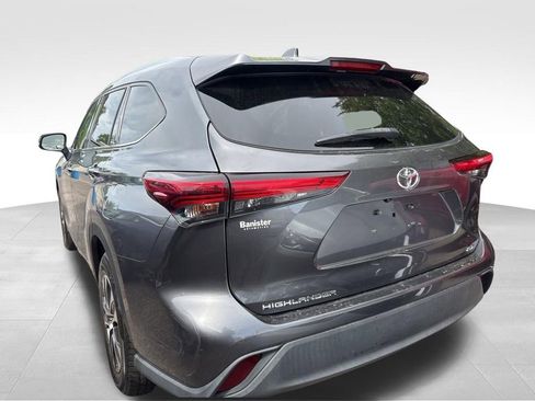 Used 2020 Toyota Highlander XLE FWD image 13