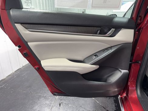 Used 2018 Honda Accord Touring image 17