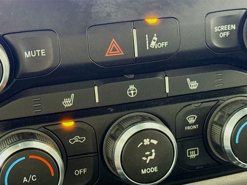Used 2022 RAM 1500 Big Horn AWD/4WD image 3