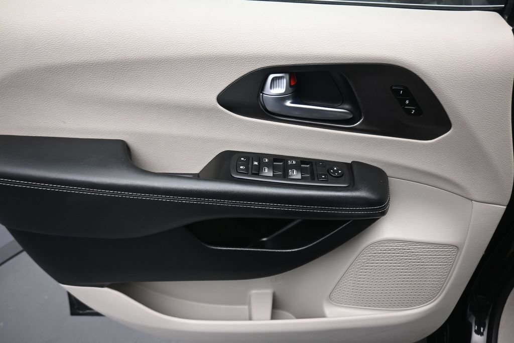 Used 2024 Chrysler Pacifica Touring-L FWD image 10