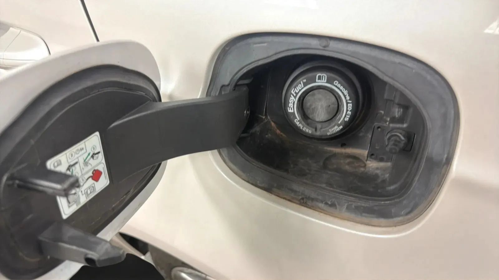 Used 2017 Ford Fusion SE w/ Equipment Group 201A FWD image 29