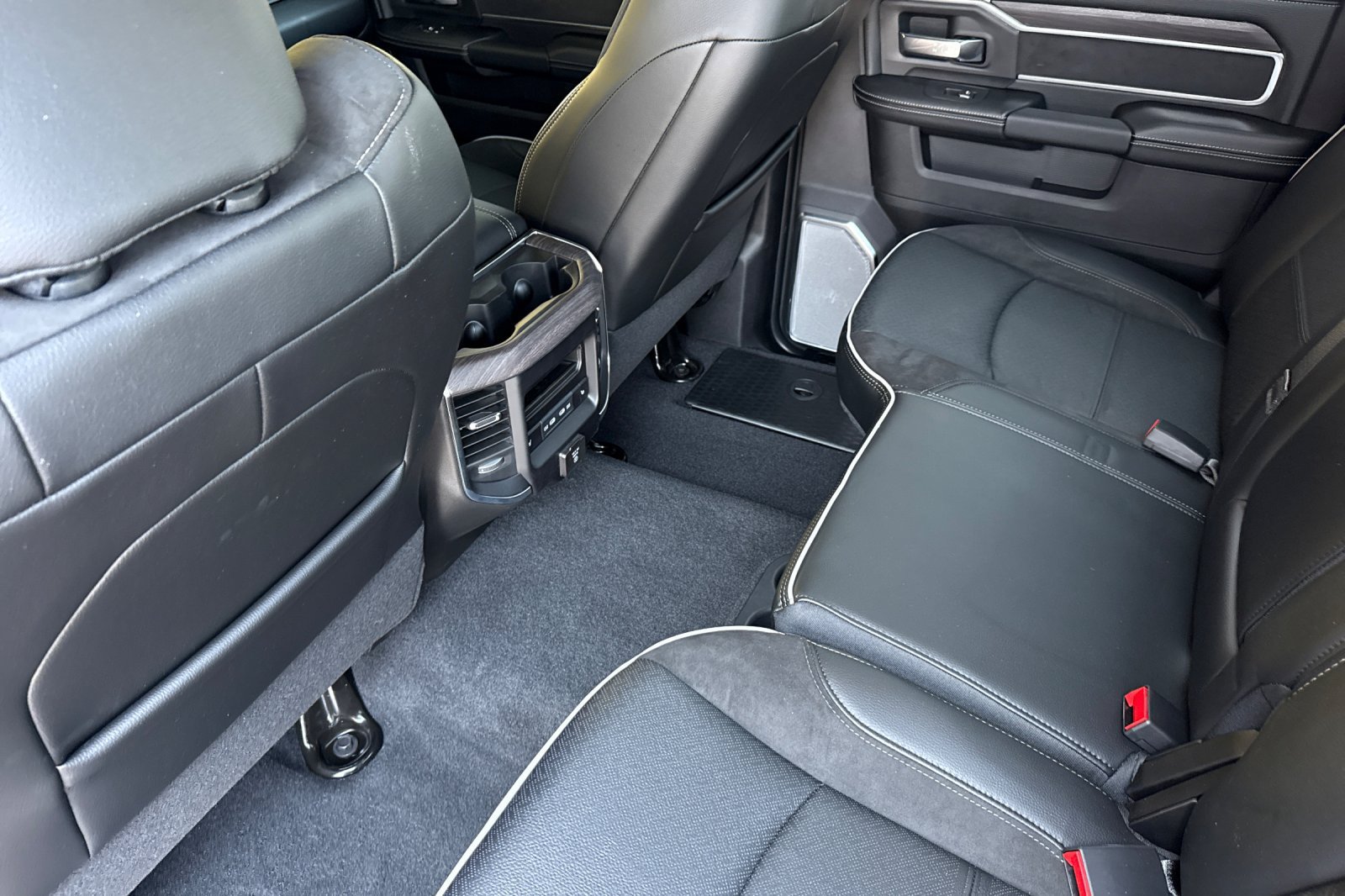 New 2026 RAM 3500 Laramie AWD/4WD image 15