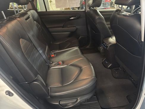 Used 2022 Toyota Highlander XLE image 26